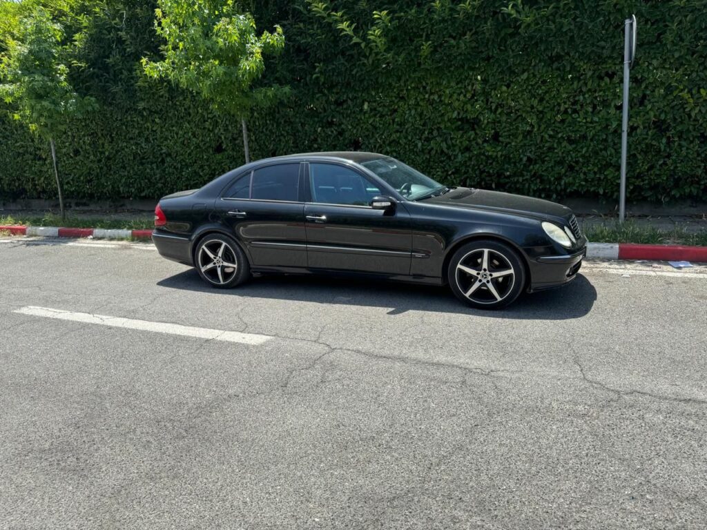 Mercedes-Benz E-Class (Black)