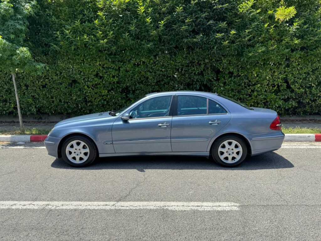 Mercedes-Benz E-Class (Blue)